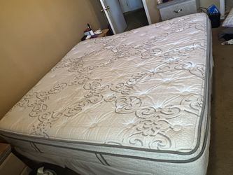 SERTA King PillowTop Mattress With Boxsprings