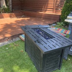 EXCELLENT CONDITION** Propane Fire Pit Table With Gas tank