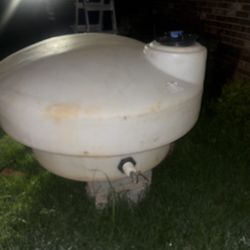  Used Water Storage Tank – Approx. 250 Gallon Capacity – Heavy-Duty Polyethylene