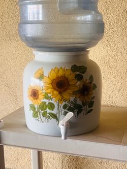 Dispensador de agua de cerámica con forma de girasol y jarra de 5 galones.