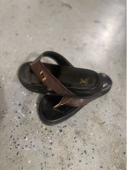 New Men’s Brown & Black Flip Flops – Size US  9 Description: Brand new men’s flip flops. * Brown straps with black sole * Size: US Men’s 9 * Never use