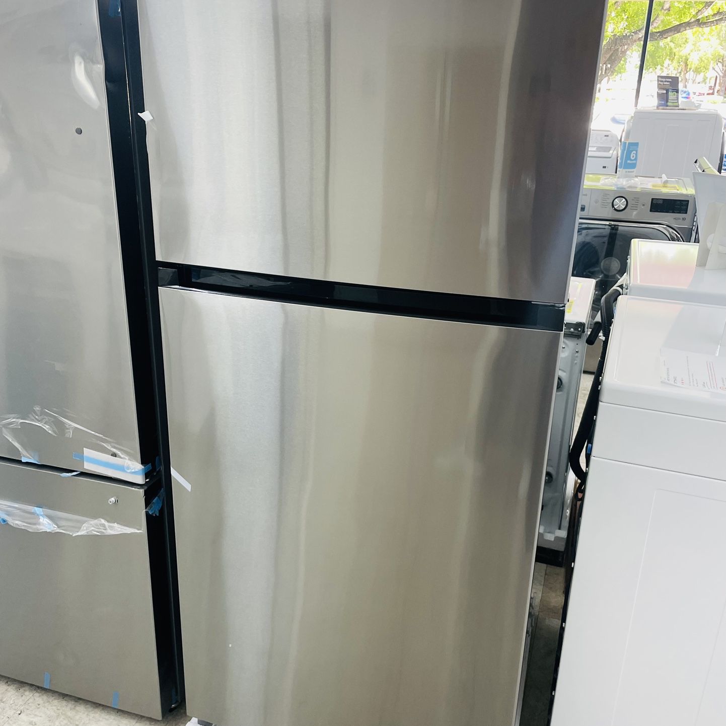 🔥🔥27” Midea Top Freezer Refrigerator 