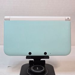 Nintendo 3DS XL in Mint Green