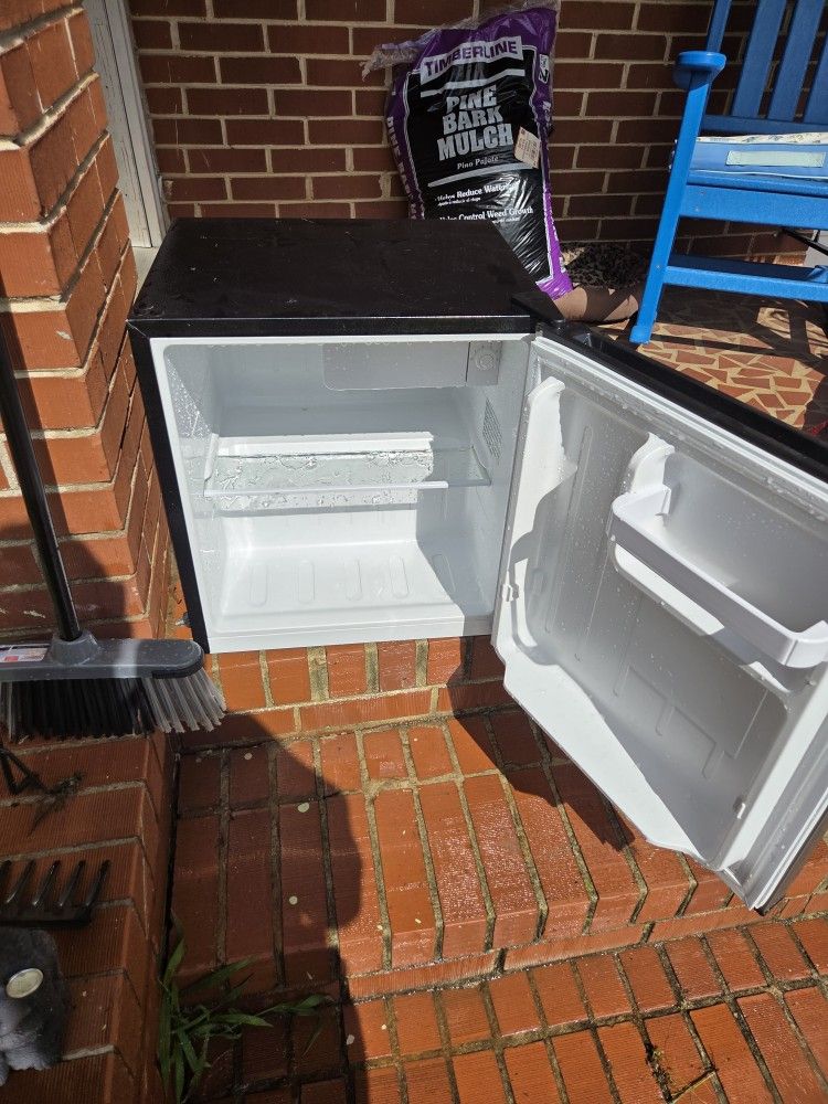 Frestec Mini Fridge
