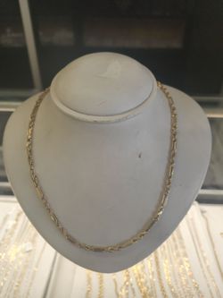 10k Gold necklace 8.6 grams 22 Long layway available 10% Dwon if you interested please make sure you ask for Maribel thank you
