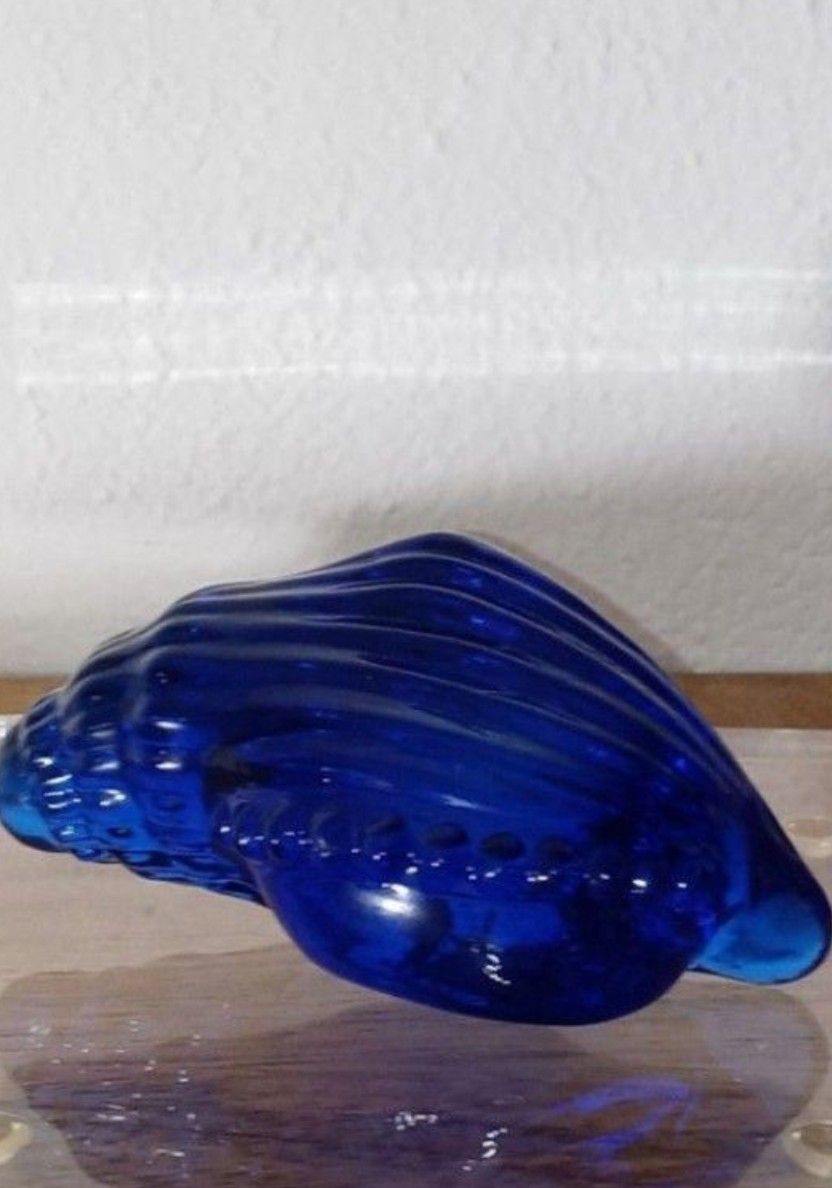 COBALT GLASS SHELL PAPERWEIGHT 4" - V80