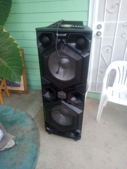 Good IQ sound party speaker dual  15 inch woofers it thumps and it has lights