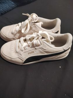 Women's tennis shoes