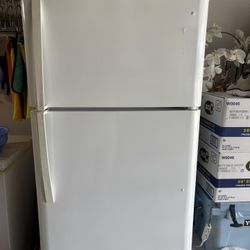 Kenmore Top Freezer Refrigerator – White
