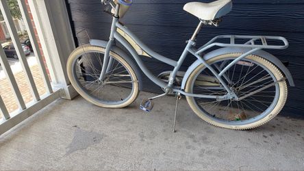 Huffy cruiser bike with a vintage cruiser style