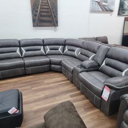 Brand New 4pc Power Sectional In Midnight 