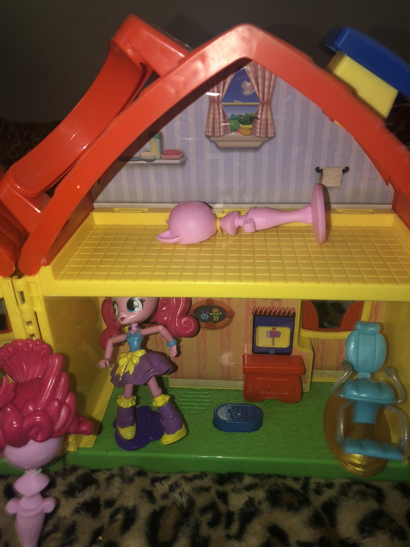 DOLL HOUSE