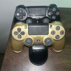 2 Dual Shock Controllers And Charging Pad