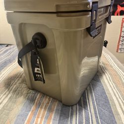 Yeti Roadie Cooler With Ice Pack 