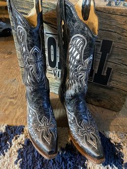Corral Angle wing cross leather boots  Womens 8.5 $125