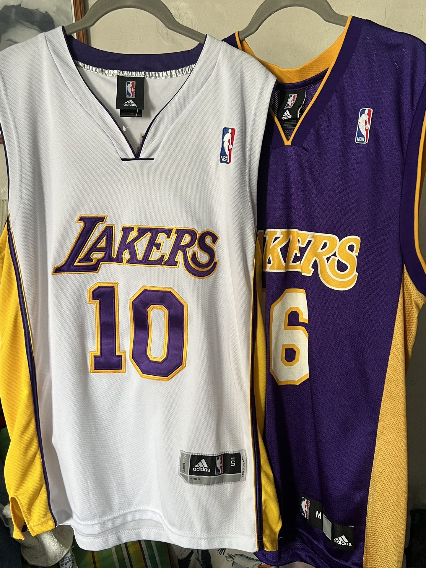 2 Lakers Jerseys 