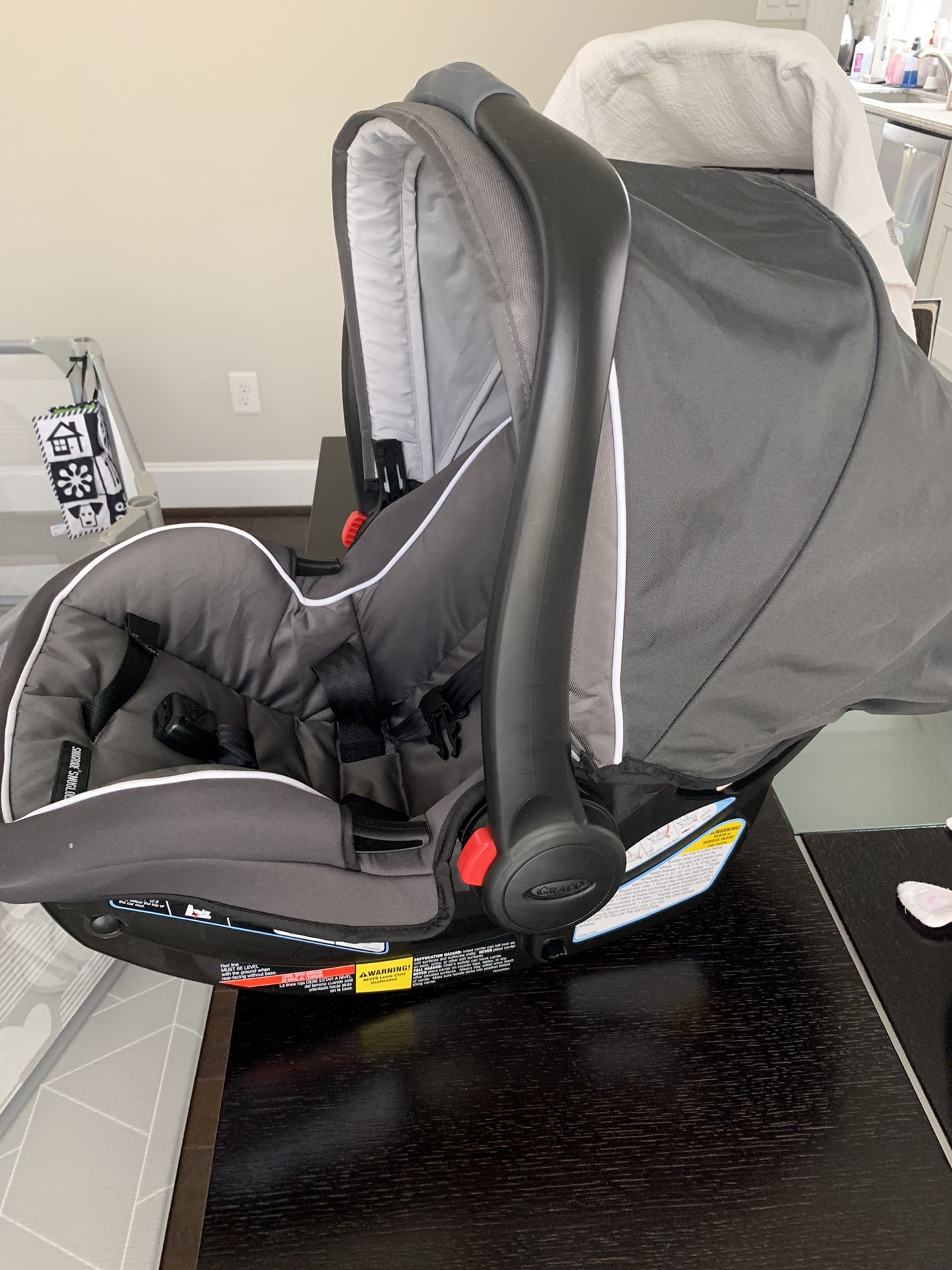 Excellent condition-Graco SnugRide SnugLock 35 Infant car seat