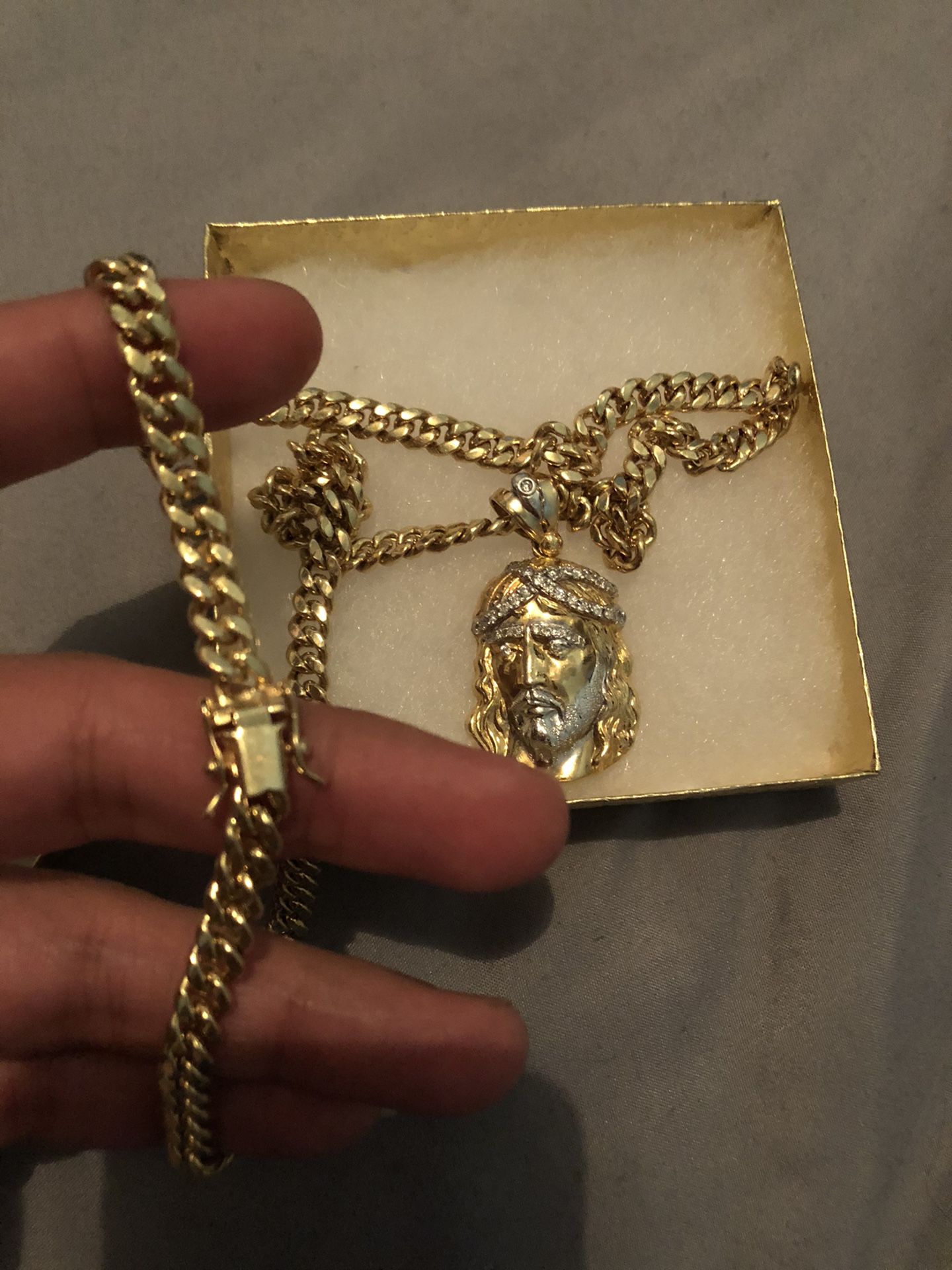 Brand new 14k gold chain and pendant