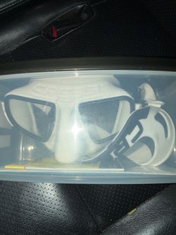 Snorkeling goggles