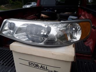 2002 Lincoln Town Car headlight