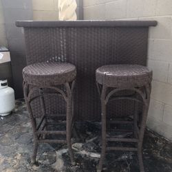 PATIO BAR EITH STOOLS $250
