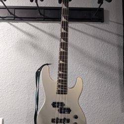 Jackson Short-Scale 4-String ConcertBass (PJ)