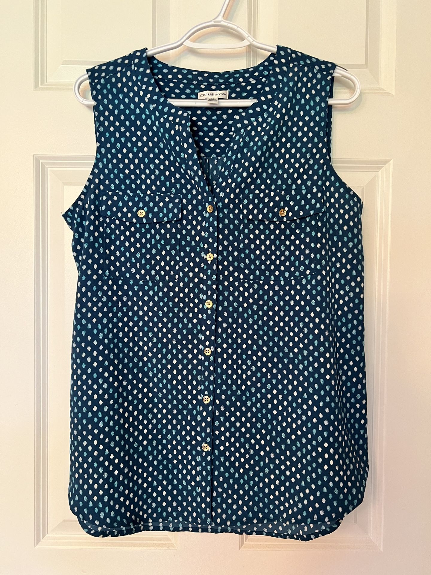 Croft and Barrow women’s blue patterned sleeveless button down top.