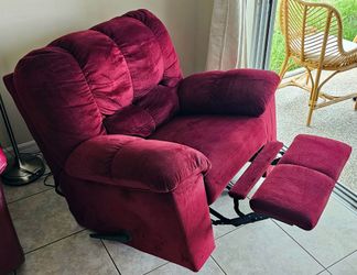 Ultra-Comfortable Plush Burgundy Recliner – Great Condition