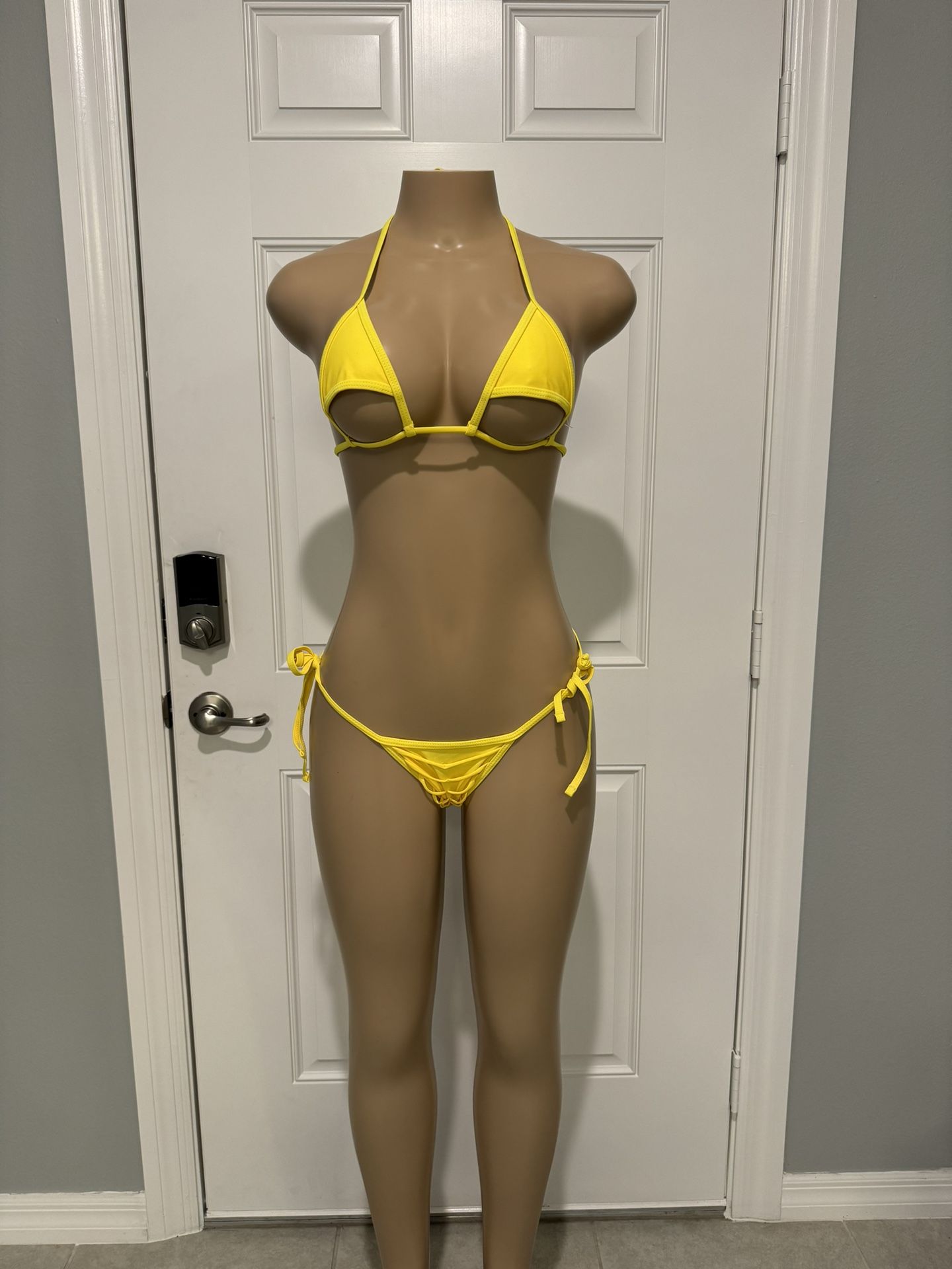 Rosa v Bikini