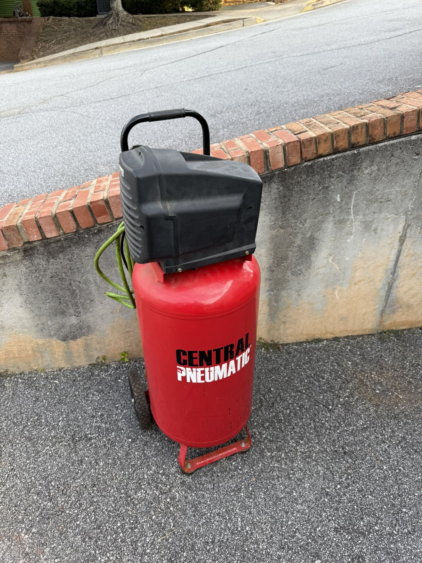 CENTRAL PNEUMATIC 26 gallon 2.0 HP 150 PSI Oil-Free Air Compressor