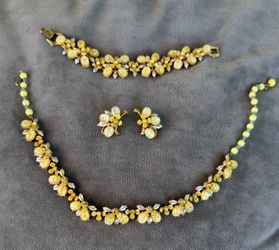 Vintage HOBÉ Floral Necklace, Bracelet & Earrings Set