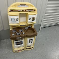 Children’s Play Kitchen