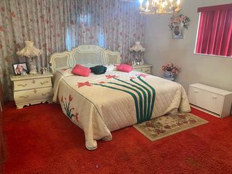 Beautiful bedroom set everything complete vintage