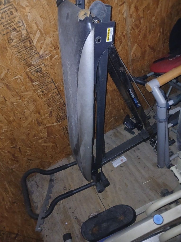 Workout Equipment It's old It's Just Been Sitting Here I Wanna Get Rid Of It If Anyone Wants It
