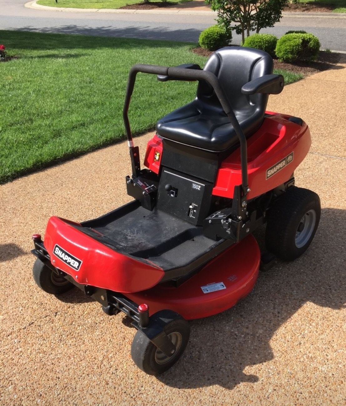 Snapper 33” Zero Turn Lawnmower (model 150Z) a Zero Turn that will fit in your Gate!!!