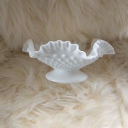 VINTAGE FENTON MILK GLASS HOBNAIL FOOTED BOWL/VASE IN EXCELLENT CONDITION