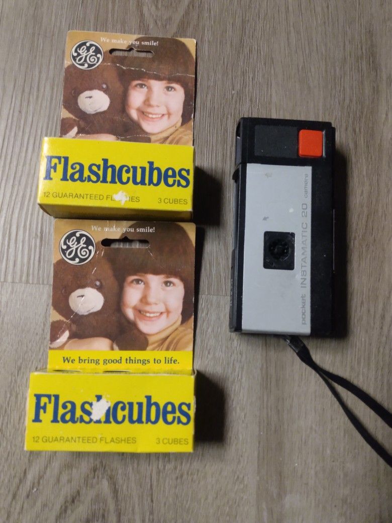 Vintage New 2 Packs Of Flash cubes & Pocket Instamatic 20 110 Camera Used