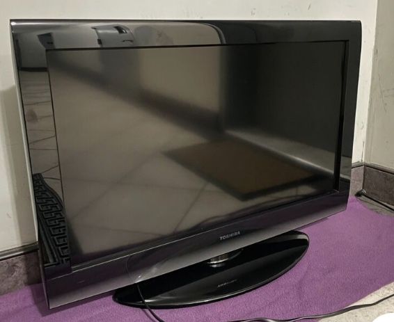 Toshiba 32" 720p LCD HDTV (Black)