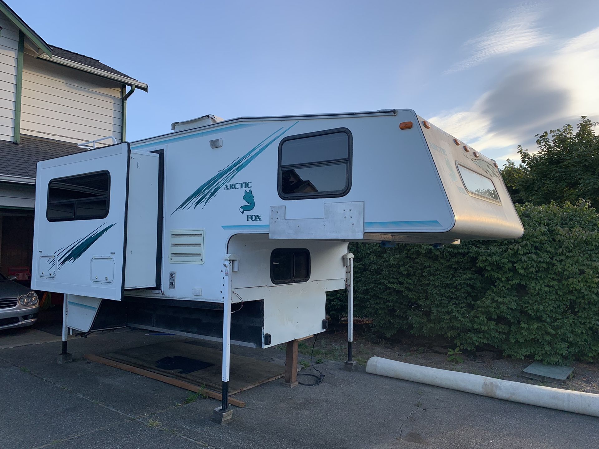 2000 Arctic Fox 990 Camper with Slide Out