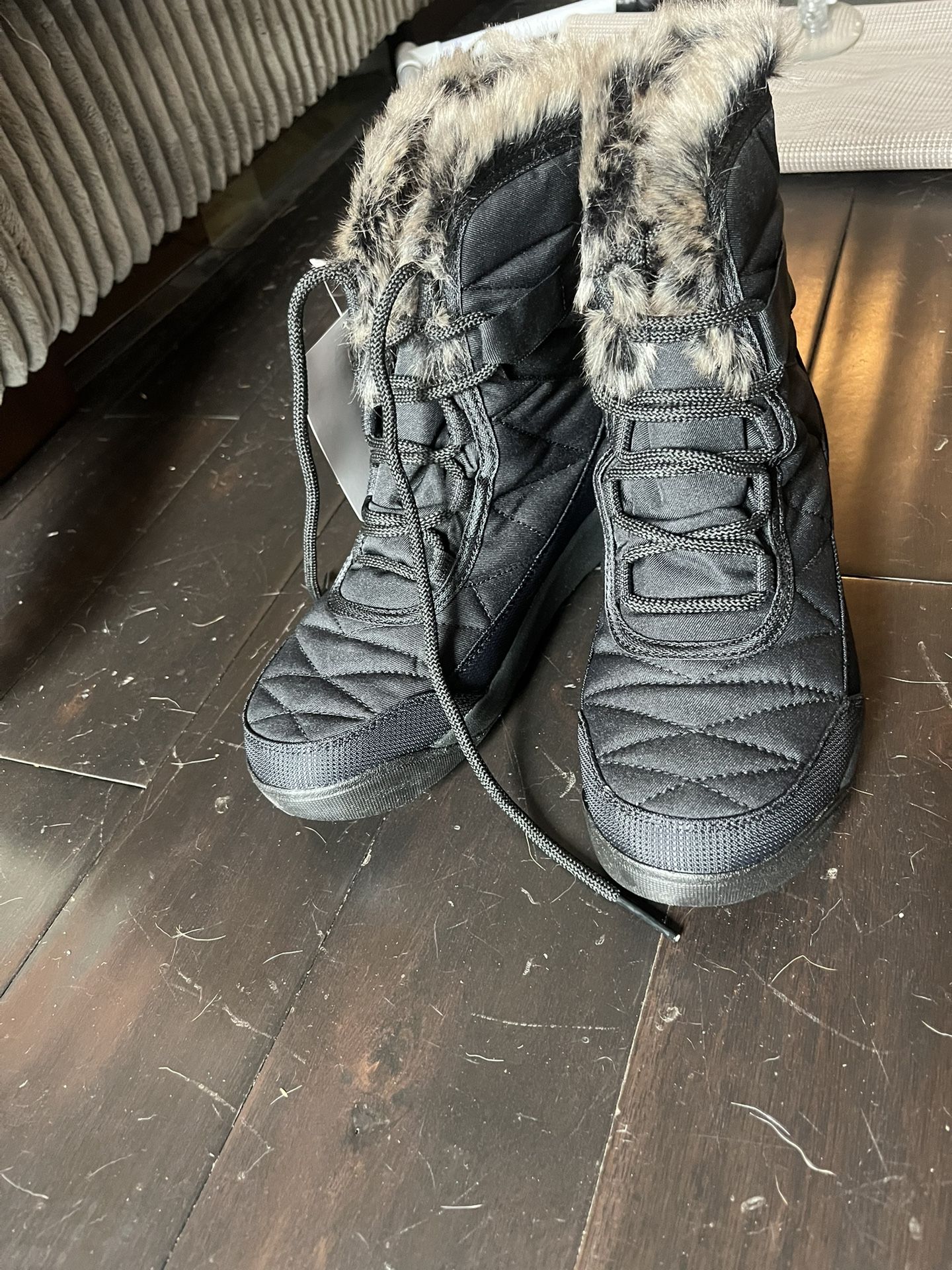 Columbia Minx shorty IV Size 7.5 Black Boots Snow Boots Imported Last Year