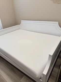 Traditional white wood finished full size daybed