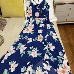 Lulus Maxi Dress 👗 Size Medium, Double adjustable strap, and the dress crosses from the waist, it has lining. New Whit Tags 