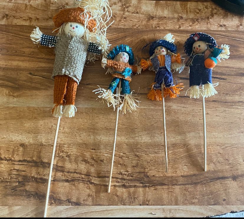 4 Scarecrows 