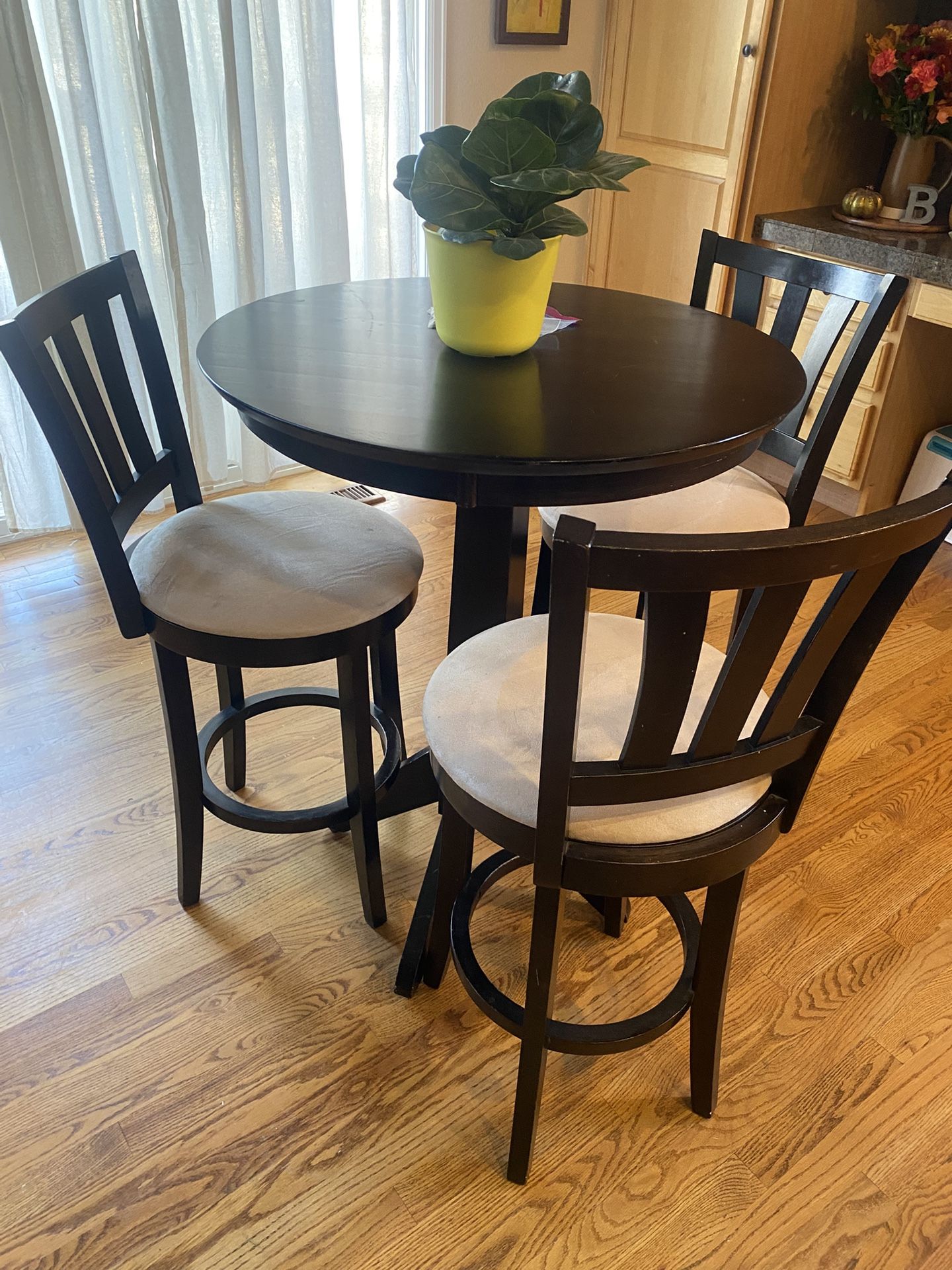 Dining Room Table And 4 Chairs