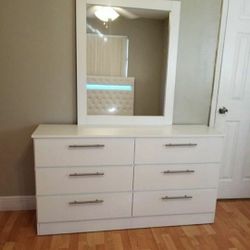 Dresser With Mirror 