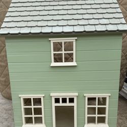 Classic Wooden Dollhouse (Vintage / Traditional Style)