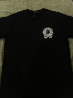 Men’s black and white tee