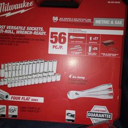 MILWAUKEE 54 PC 3/8" METRIC AND SAE SOCKET AND RATCHET