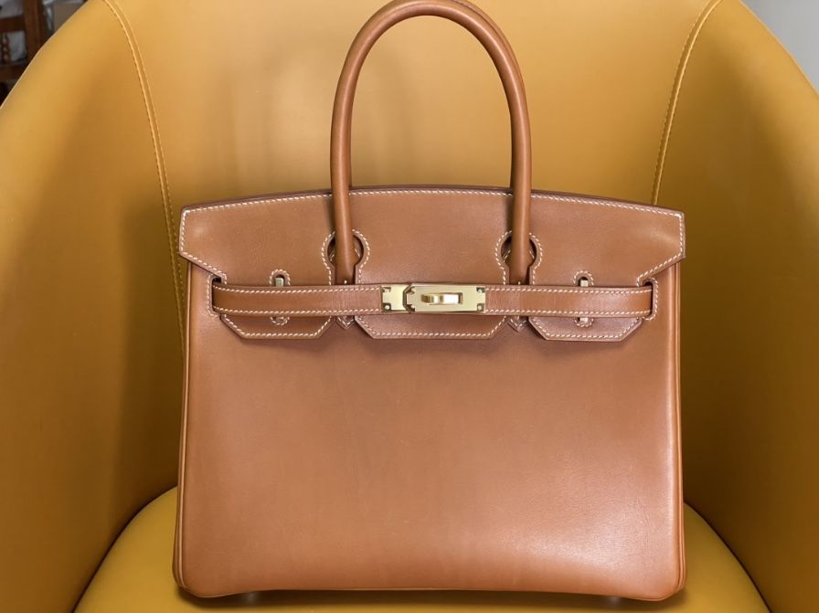 Saddle leather bag with gold buckle