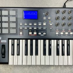 Akai Professional MPK25 USB MIDI Performance Keyboard Pads Audio Studio Music Record Recording Song Beats Controller Keys Electronic Jazz Country